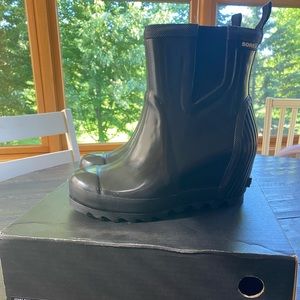 SOREL Joan rain wedge Chelsea gloss boot, size 8